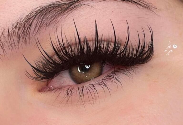 Qué son los modelos de pestañas pelo a pelo y cómo se aplican 4 pestanas largas y voluminosas en primer plano