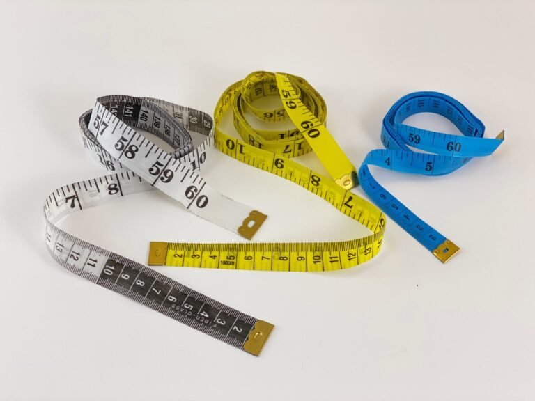 pie sobre cinta metrica en fondo neutro