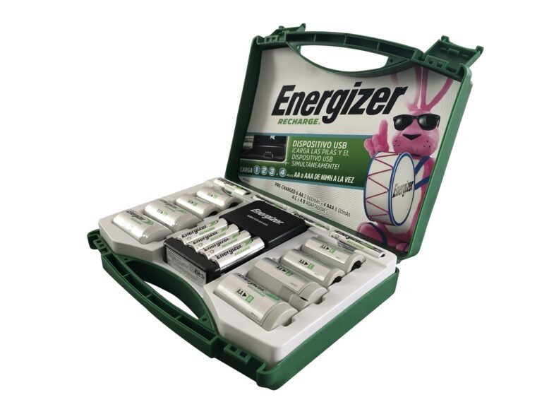 pilhas recargables energizer aaa sobre una mesa