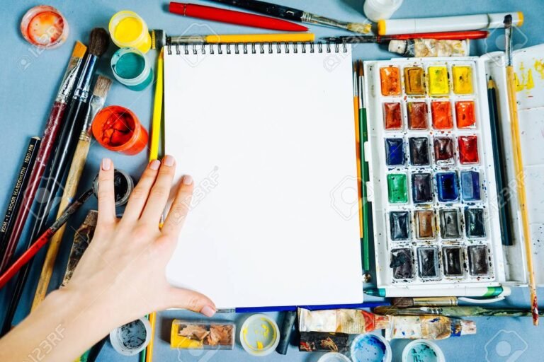 pinceles y acuarelas sobre una mesa artistica