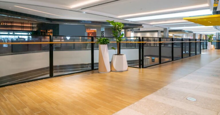 piso resistente al desgaste en espacio comercial