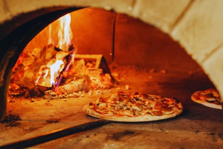 pizzas al fuego en un horno tradicional