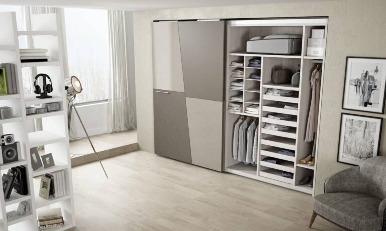 placard moderno con puertas corredizas abiertas