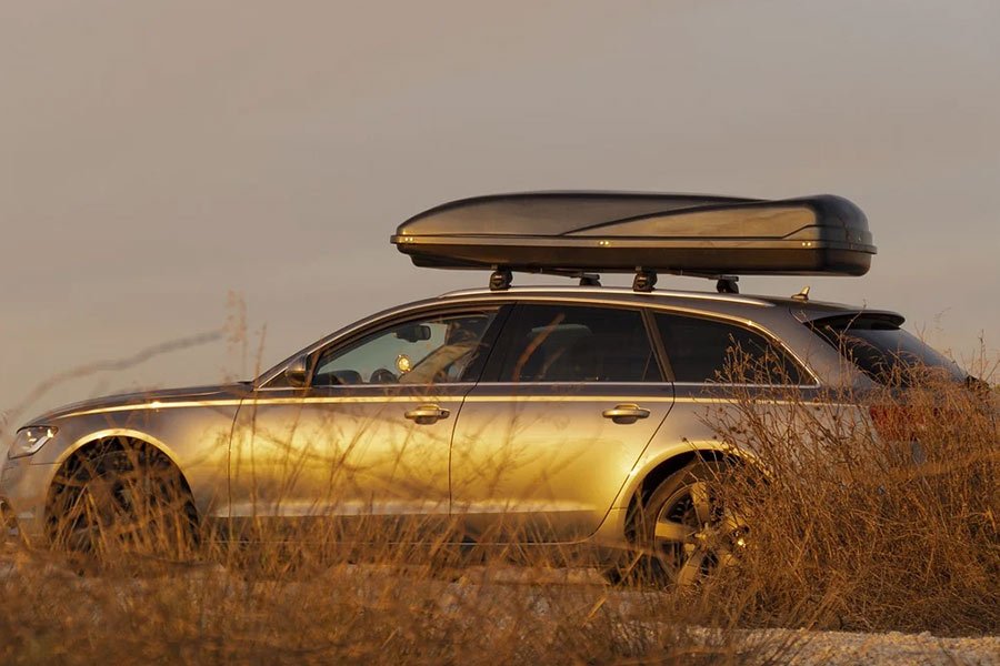 portavalijas en un coche en carretera