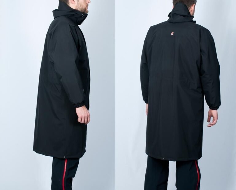 prenda de exterior impermeable en accion