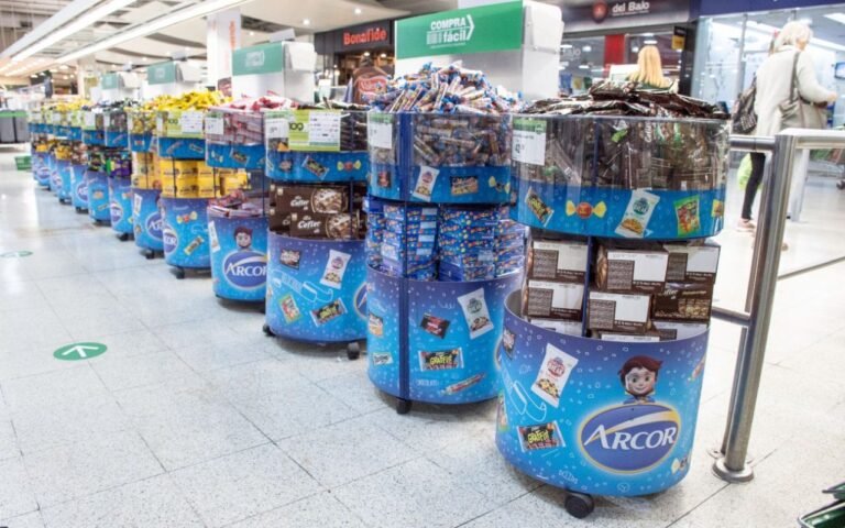 productos de arcor en estanteria de supermercado