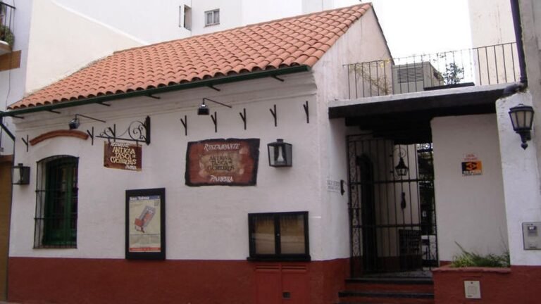 puerta antigua con misterio en san telmo