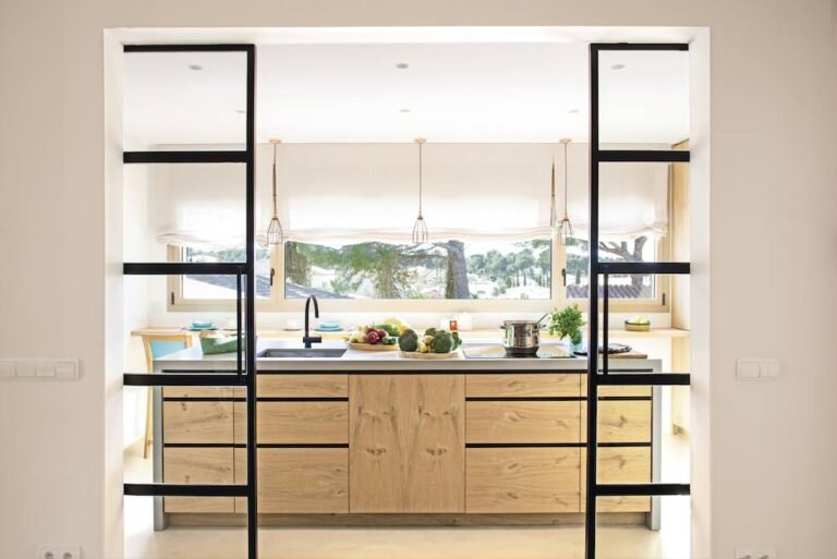 puerta corrediza de madera en cocina moderna