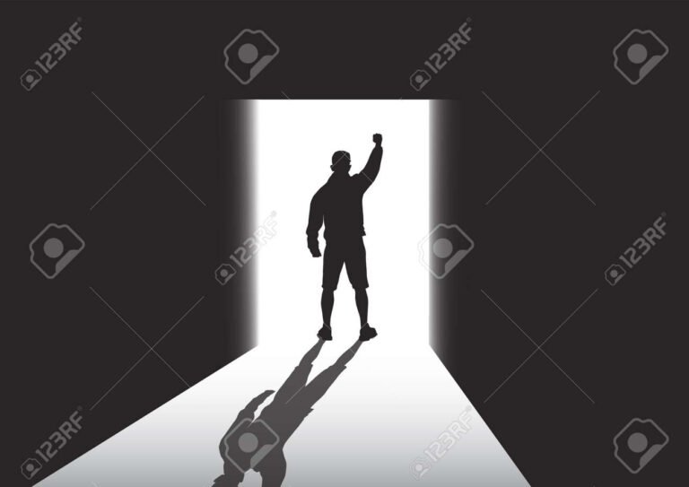 Qué hacer cuando un extraño llama a tu puerta o teléfono 8 puerta entreabierta con sombra de persona