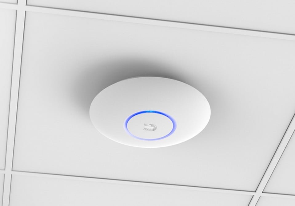 Qué características y beneficios ofrece el Ubiquiti UniFi AP AC LR