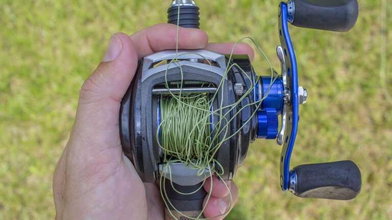 reel de pesca tipo huevito en accion