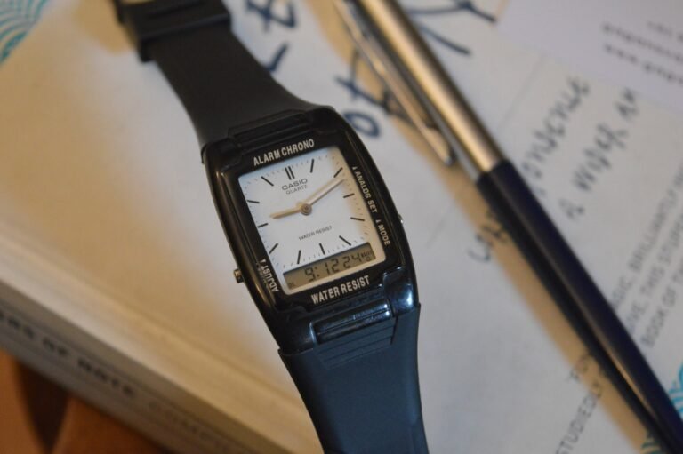 reloj casio analogico digital sobre fondo neutro