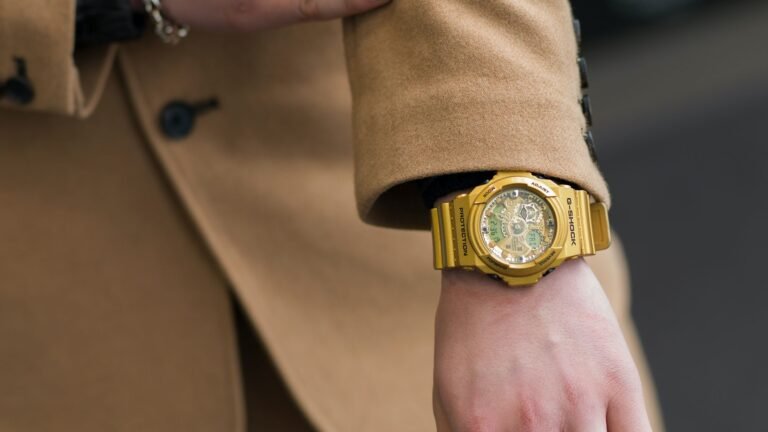 Qué características destacan en el reloj G Shock para hombre 5 reloj g shock sobre fondo urbano moderno