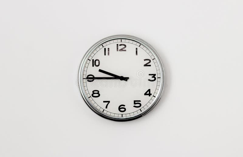 reloj marcando la hora de cierre