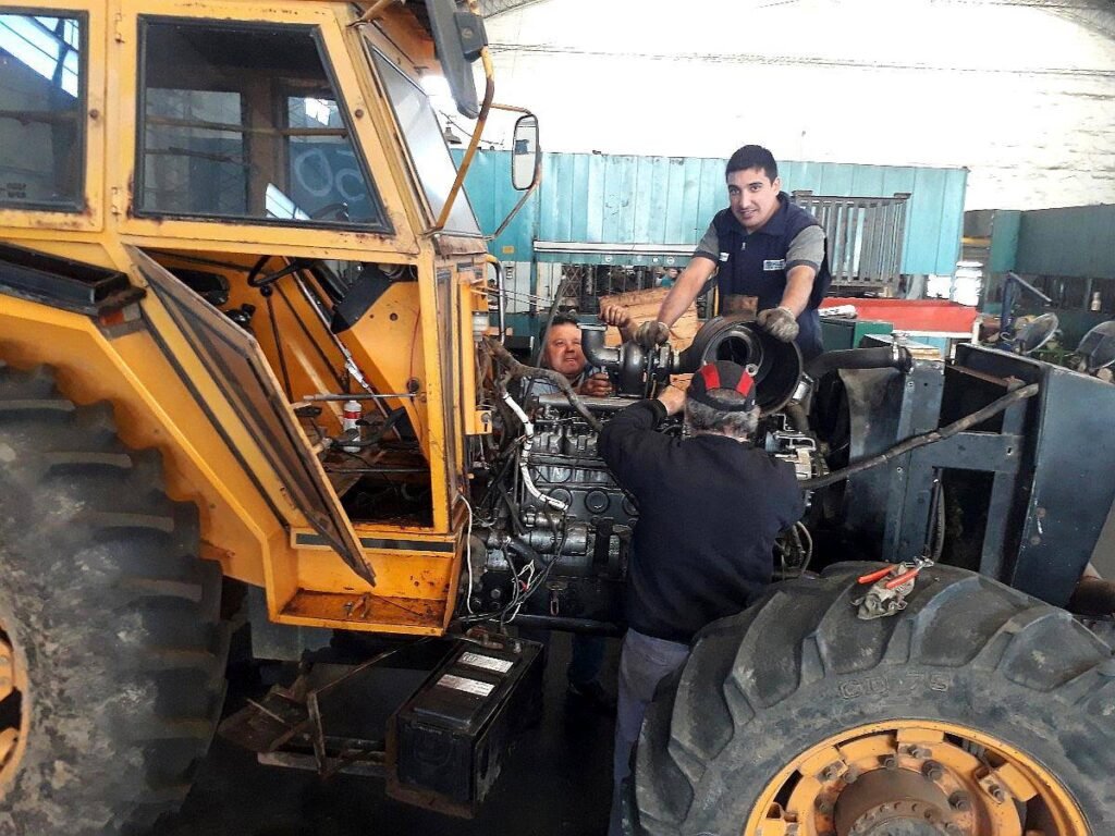 repuestos de tractor en un taller mecanico