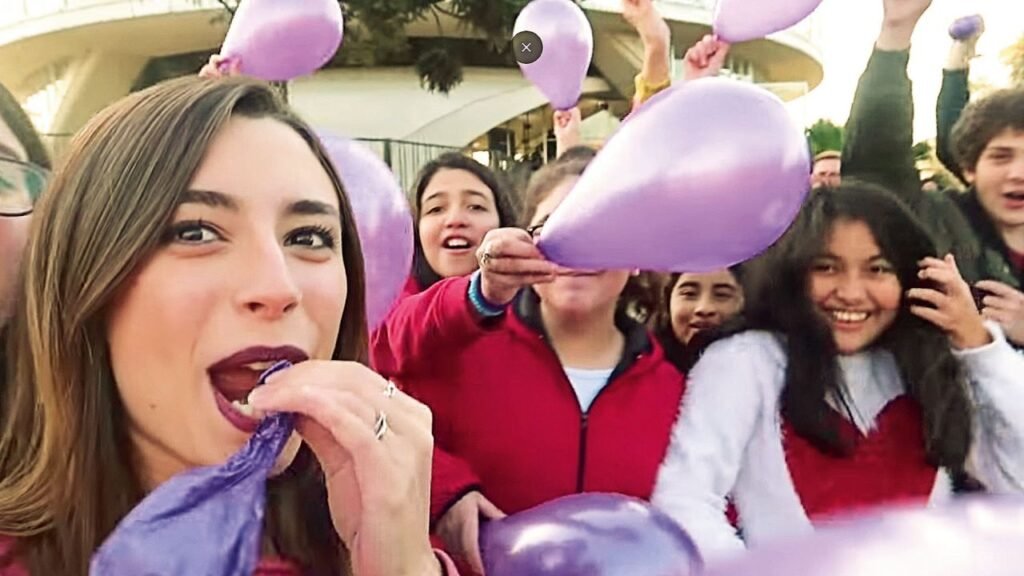 Quién es Lyna Vallejos y qué trata «Una familia anormal»