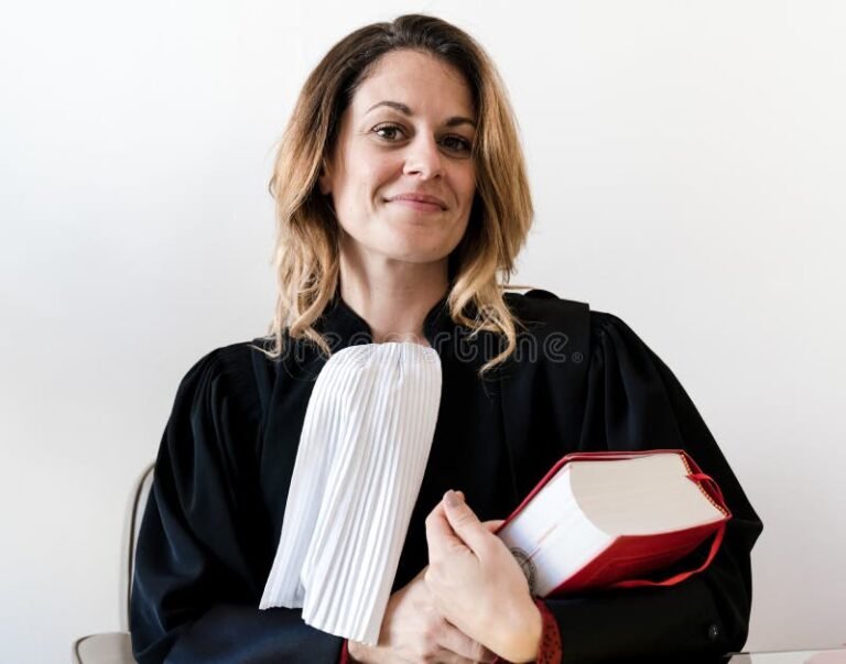 Qué papel desempeña Ana María en el sistema de justicia 27 retrato de mujer en toga de abogada