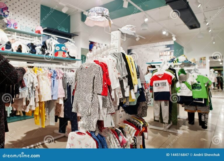 ropa de bebe colorida en tienda acogedora