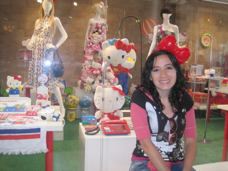 ropa de hello kitty en un colorido escaparate