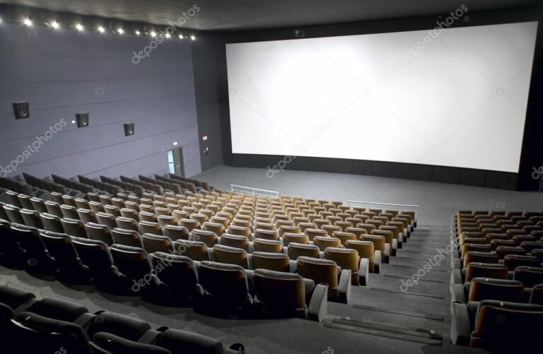 sala de cine con pantallas y asientos