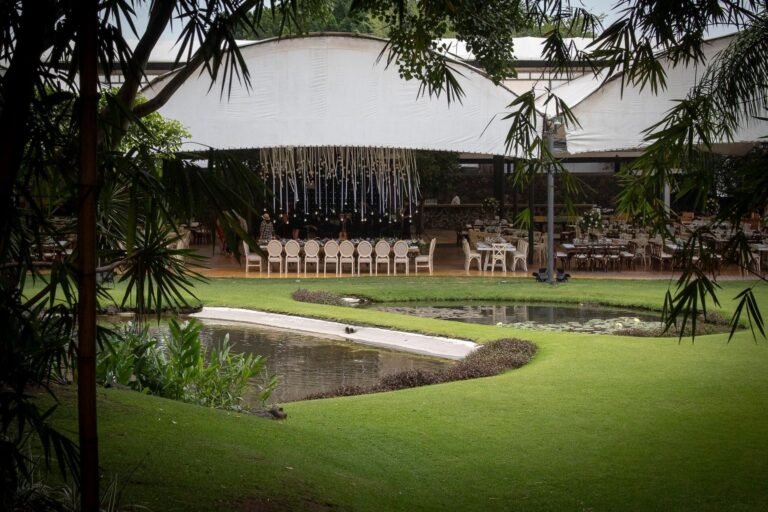 salon de fiestas con jardin exuberante