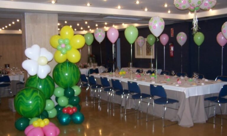 salon de fiestas decorado con globos coloridos