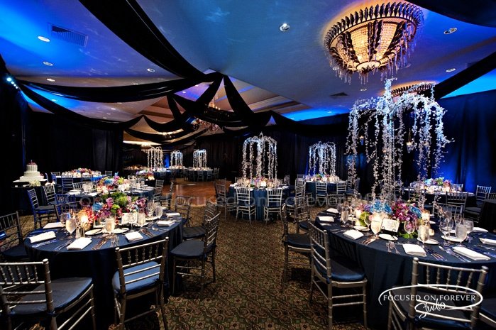 Qué características tiene un salón de fiestas en azul marino