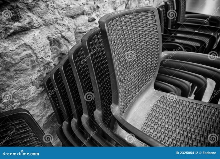 Dónde conseguir sillas plásticas por mayor al mejor precio 18 sillas plasticas apiladas en un almacen