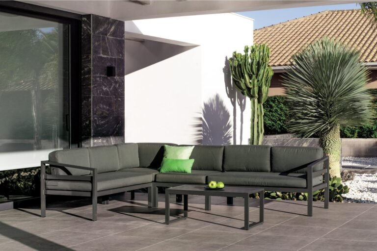 Qué características tienen los sillones Miami Garden Life 21 sillon elegante en jardin tropical