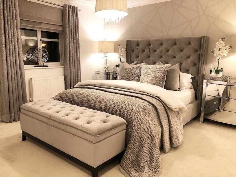 sillones elegantes al pie de una cama