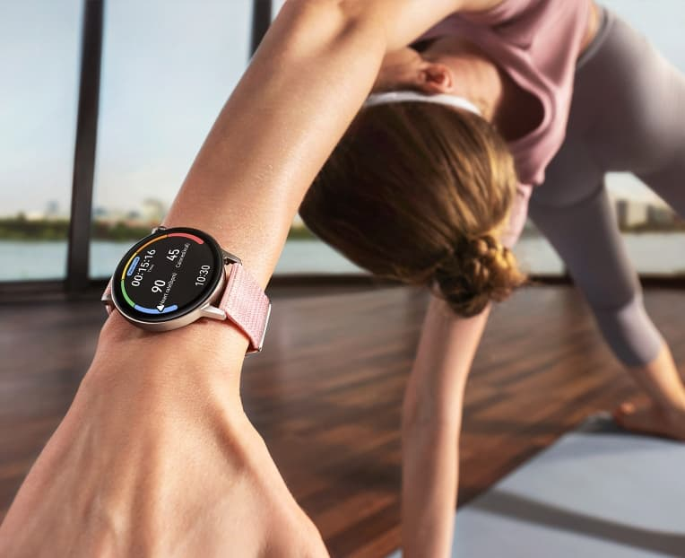 smartwatch chino en una mano ajustandose