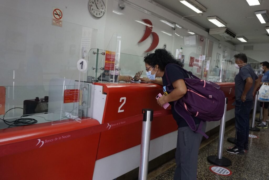 Cómo acceder a la tienda del Banco Nación y qué productos ofrece 1 sucursal del banco nacion con clientes atendiendo