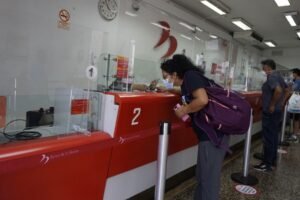 sucursal del banco nacion con clientes atendiendo