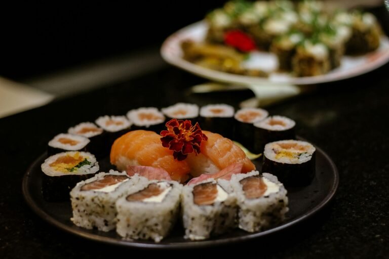 Qué opciones de estilo sushi ofrece Mar del Plata 8 sushi variado en un plato elegante