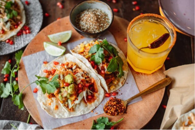 tacos frescos en una mesa de cocina