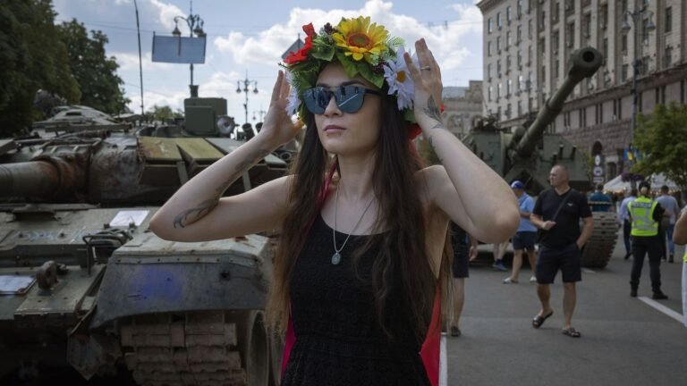 tanques en combate con chicas jovenes