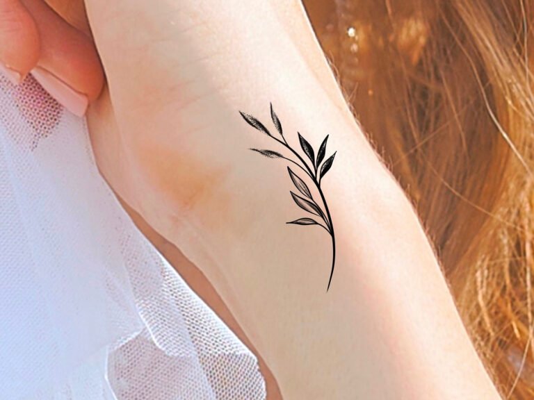 tatuajes temporales en piel con hojas