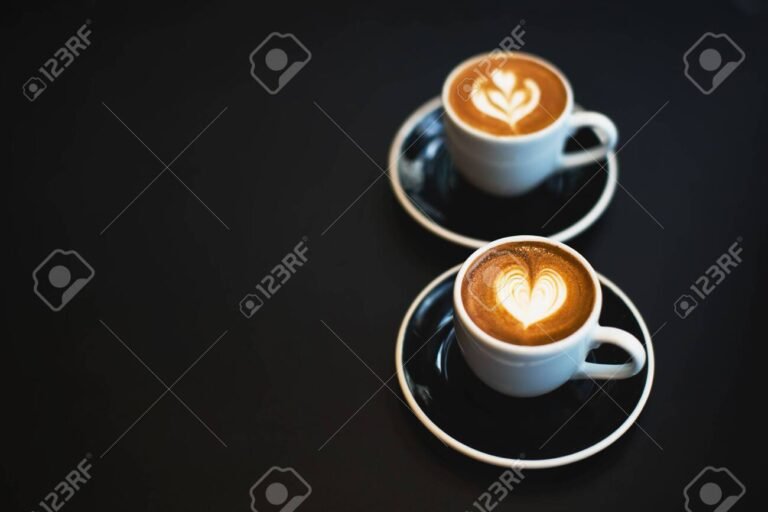 Cómo preparar un delicioso latte macchiato en tu Dolce Gusto 9 taza de latte macchiato en mesa elegante