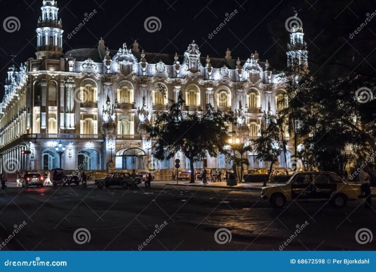 teatro iluminado en paseo la plaza