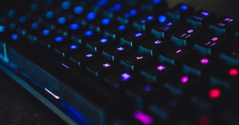 teclado gamer iluminado en accion