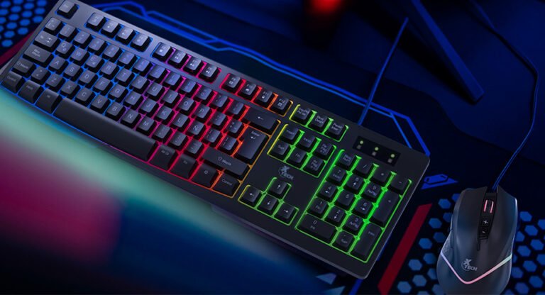 teclado y mouse gamer en ambiente oscuro