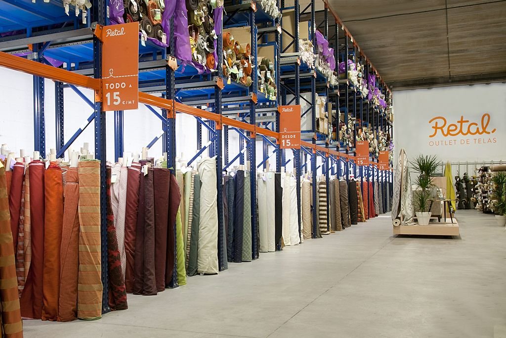 telas de colores en un outlet