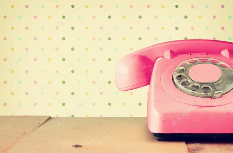 telefono antiguo con auricular en fondo neutro