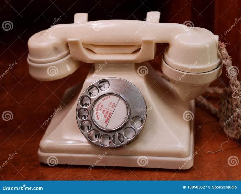 telefono antiguo sobre un escritorio de madera