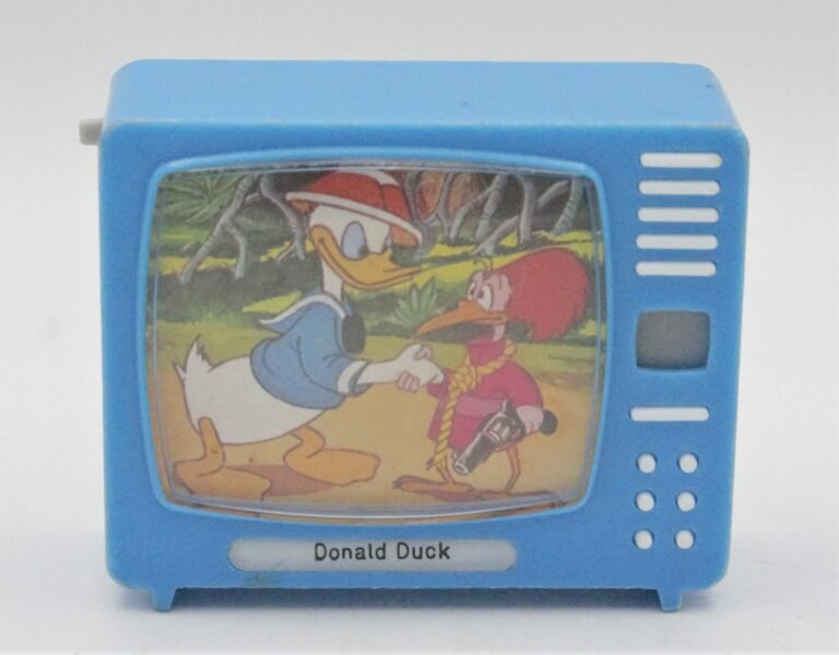 televisor antiguo con escenas de caricaturas