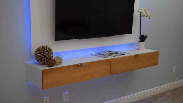 televisor montado en pared con repisas