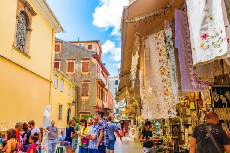 tienda colorida en calle concurrida