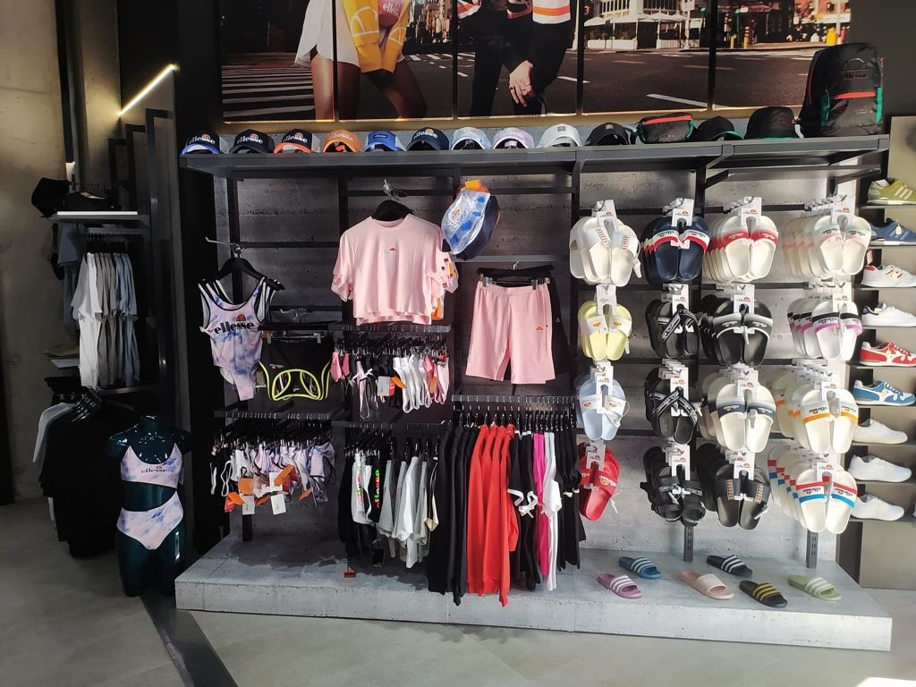 Dónde comprar ropa deportiva por mayor de Nike y Adidas