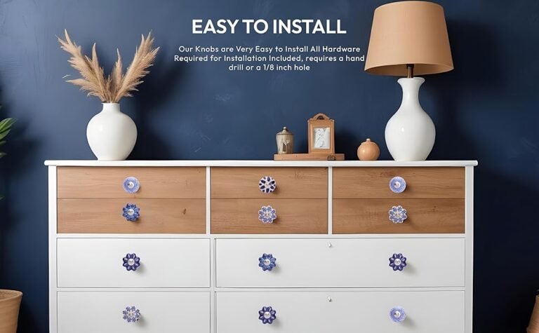 tiradores vintage coloridos sobre fondo madera