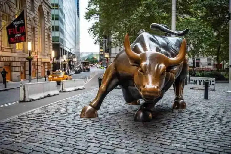 Qué simboliza el Toro de Wall Street y por qué es famoso 13 toro de wall street en movimiento poderoso